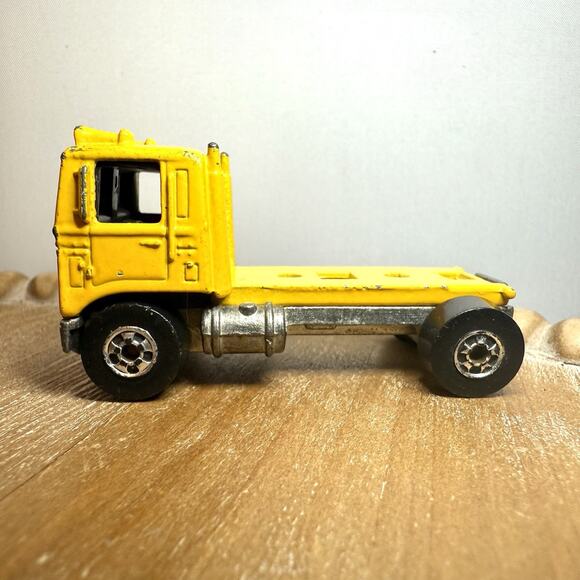 Hot Wheels Service Vehicles Lot - US Mail Truck, Phone Truck, Flatbed Vintage - Picture 9 of 15